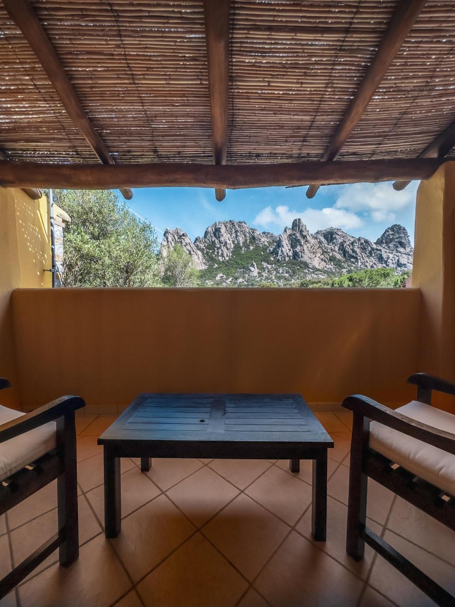 La Suera San Pantaleo Hotel Buitenkant foto